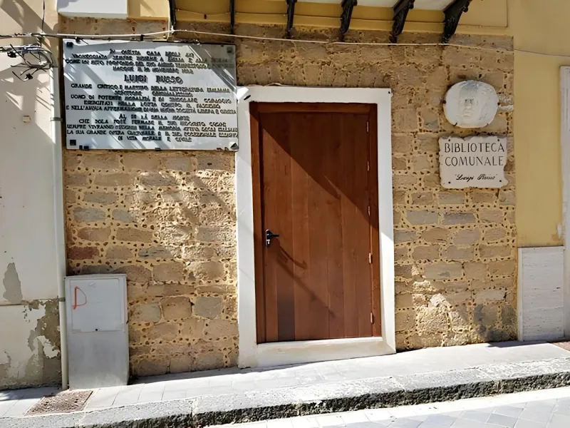 Biblioteca comunale (ex casa natale di Luigi Russo)