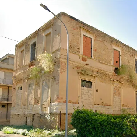 Stazione abbandonata di Delia e casello ferroviario